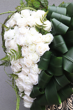 Broken Heart, wiązanka nagrobna w kształcie serca, dł.70cm  