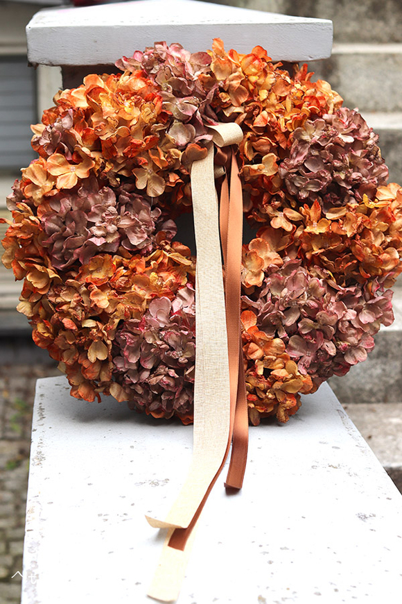 Fall Hydrangeas 3, wianek na drzwi z pomarańczowych hortensji