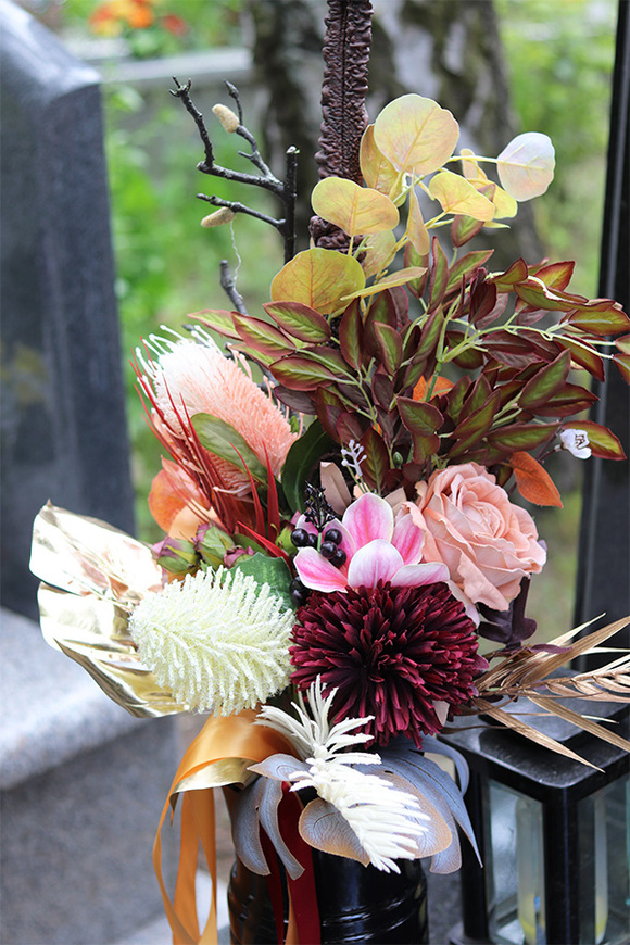 Lefrata, bukiet nagrobny z czosnkiem, magnolią i kuflikiem