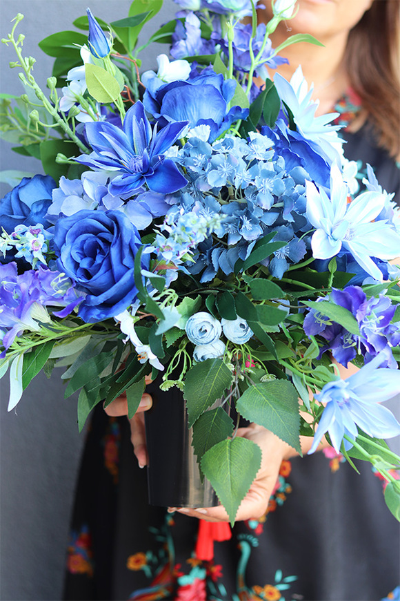 Blue Berra, niebieski bukiet nagrobny we wkładzie