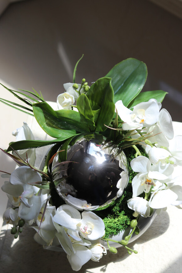 Dekoria Round, kompozycja kwiatowa w białej misie