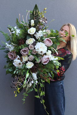 Cappucino, nagrobna kompozycja w misie, wym.40x98x55cm