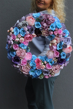 Pranella Blue, efektowny wianek z niebieskimi różami, śr.50cm