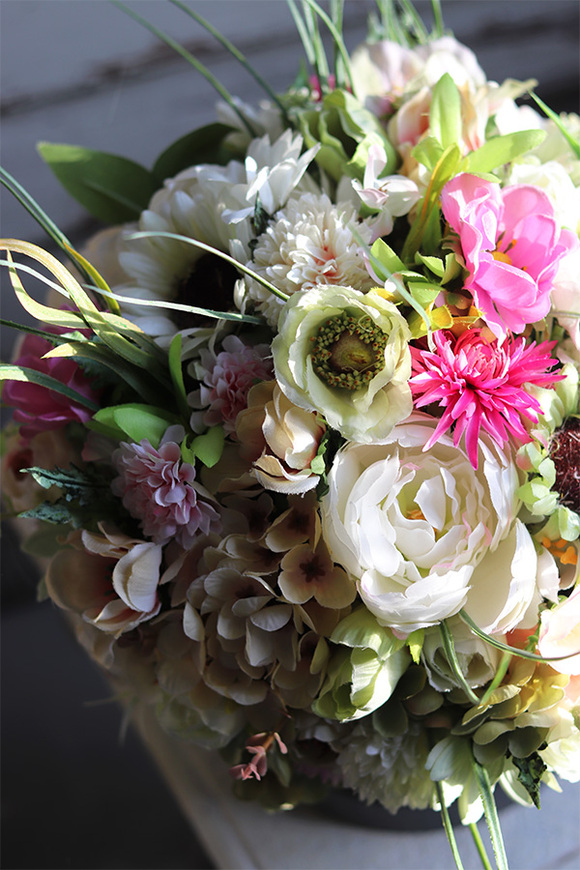 bogaty flowerbox z zielonych i  różowych kwiatów, Gerusto Helissa, wym.31x32cm