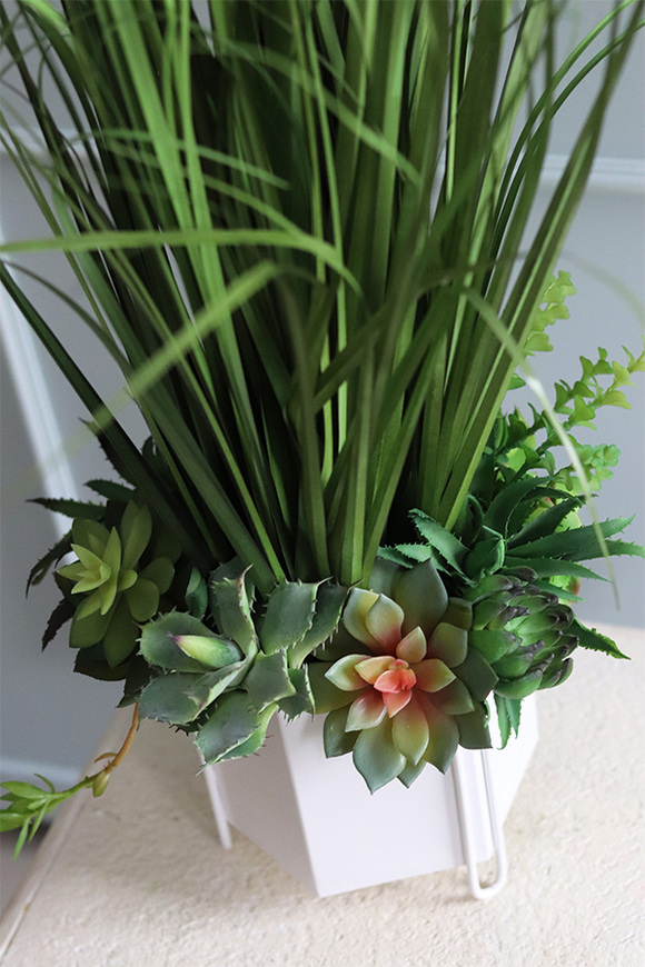 Berusto Design, sztuczna trawa z sukulentami w białej donicy, wys.94cm