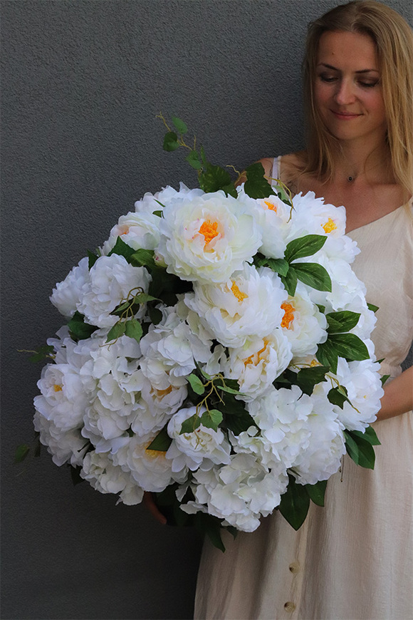 Peonie Fiberglass, kompozycja w czarnej donicy