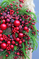 Otuleni Świętami, czerwony świąteczny wianek, 