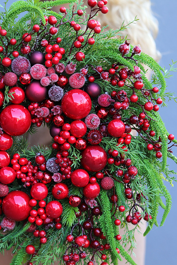 Otuleni Świętami, czerwony świąteczny wianek, 