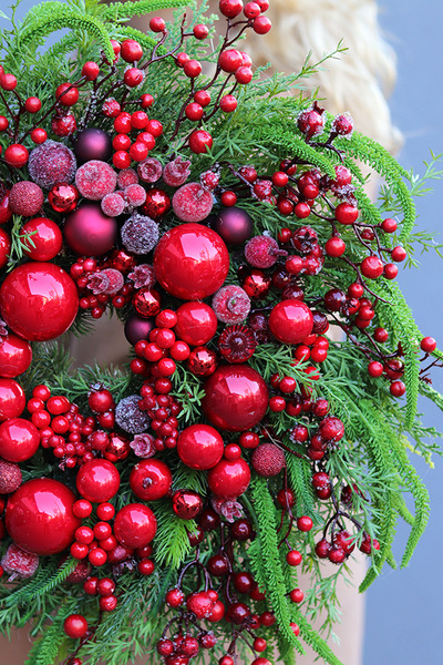 Otuleni Świętami, czerwony świąteczny wianek, 