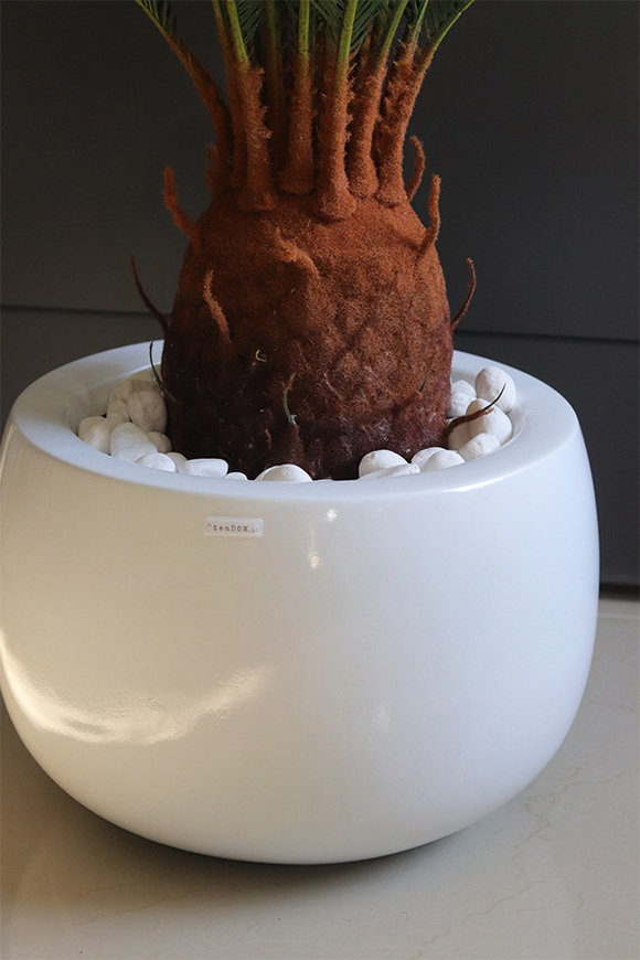 Cykas Fiberglass White, sztuczna roślina w donicy