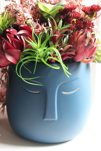 Persona Blue, sukulenty w głowie kompozycja