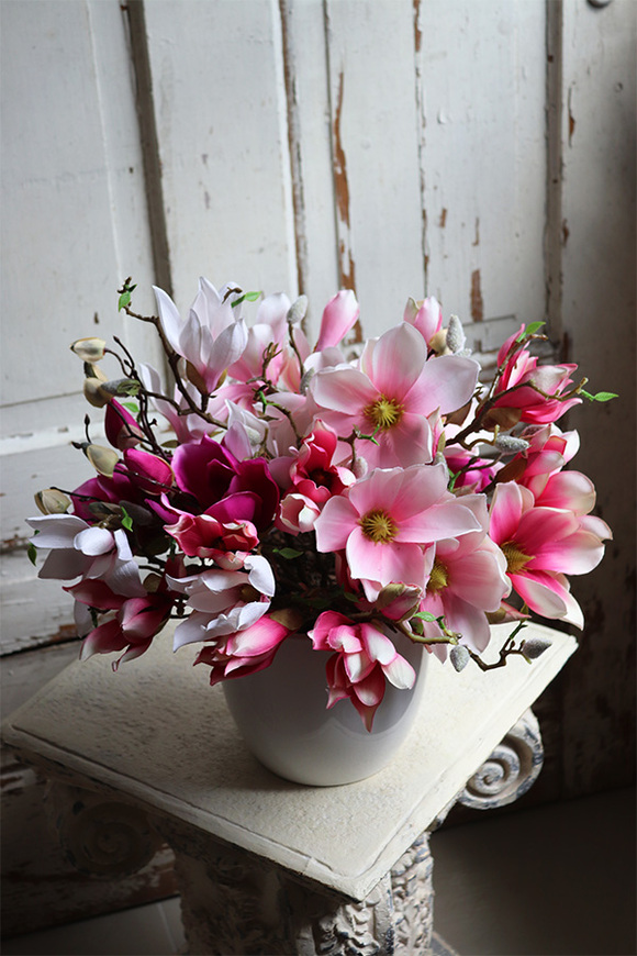 Magnolie Moko, bukiet różowych kwiatów w białym naczyniu, wys.41x42cm 