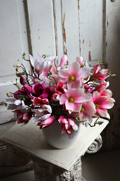 Magnolie Moko, bukiet różowych kwiatów w białym naczyniu, wys.41x42cm 