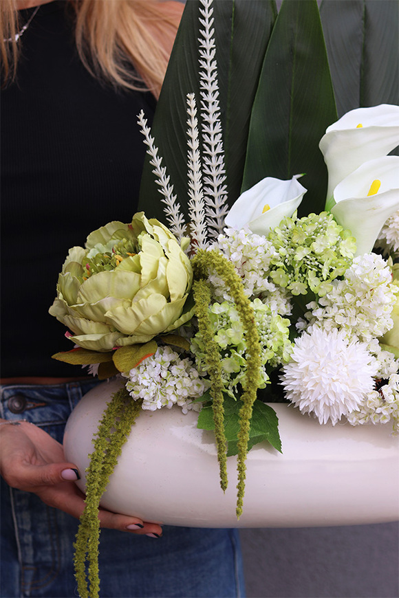 Parina Kalle, kompozycja kwiatowa w owalnej misie