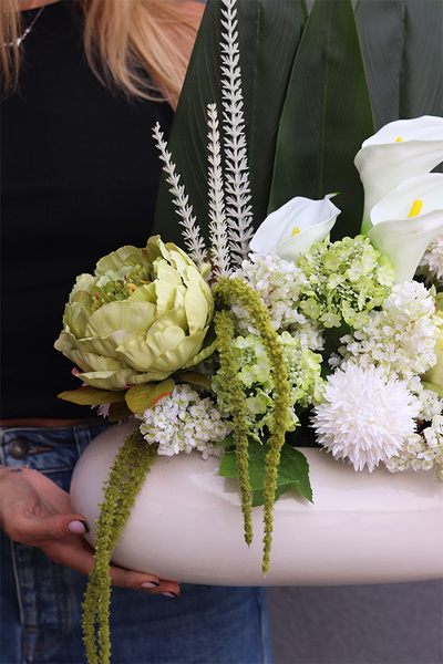 Parina Kalle, kompozycja kwiatowa w owalnej misie