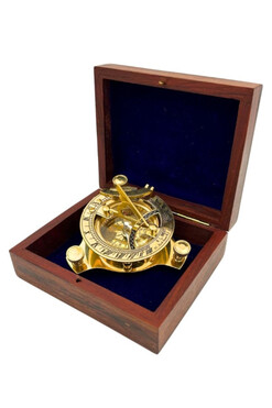 kompas retro mosiężny w drewnianym pudełku o wym.11x9.5x4.5cm