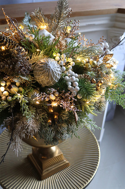 Elegancja Zimowa, kompozycja kwiatowa w złotym pucharze, wys.58cm 