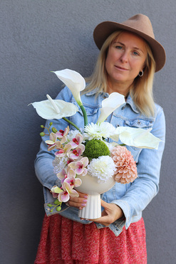 OD RĘKI Grodzisko I, nowoczesna kompozycja kwiatowa, wym.48x34x40cm