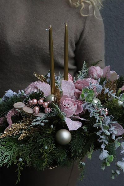 Pink Pastel Christmas, świąteczny stroik ze świecami na tacce