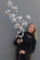 Jabłonka Vera, sztuczne kwiaty na gałązce, chłodna