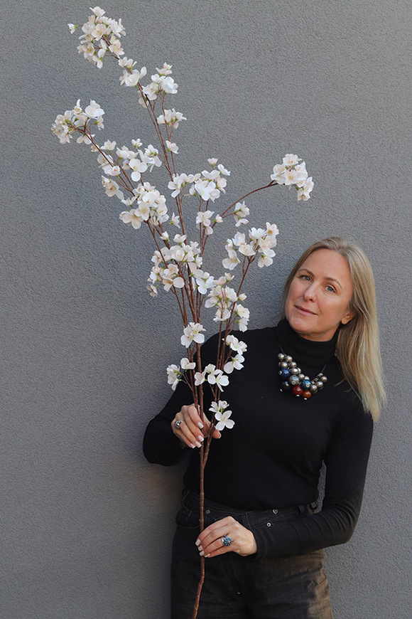 Jabłonka Vera, sztuczne kwiaty na gałązce, chłodna