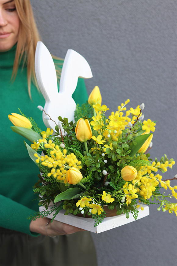 Żółta Wielkanoc, kompozycja nagrobna z zającem