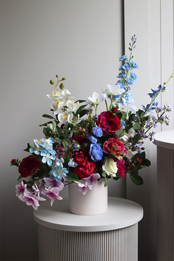 Kreoneta Figaro, kompozycja kwiatowa w naczyniu, wym.68x43x23cm