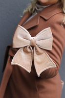 Decoratoria Beige, welurowa kokarda zawieszka, wym.20x22cm