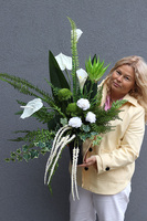 Elegantesa, nowoczesny bukiet nagrobny we wkładzie, wys.75cm