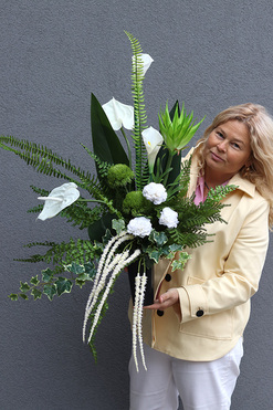 Elegantesa, nowoczesny bukiet nagrobny we wkładzie, wys.75cm