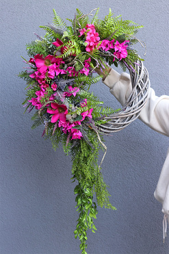 Magenta Love 2, asymetryczny wianek na drzwi, rozp.57cm