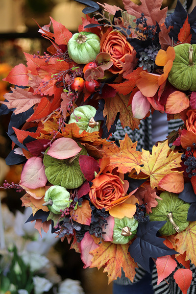 Dyniowy Dom, gęsty jesienny wianek na drzwi