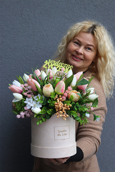 Celina Modeno, welurowy flowerbox z tulipanami