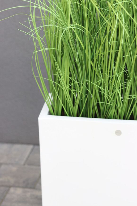 Fiberglass Marco Hazel, sztuczne trawy w białej donicy