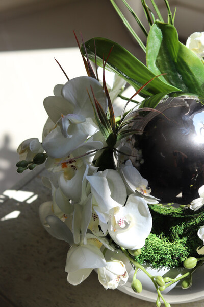 Dekoria Round, kompozycja kwiatowa w białej misie