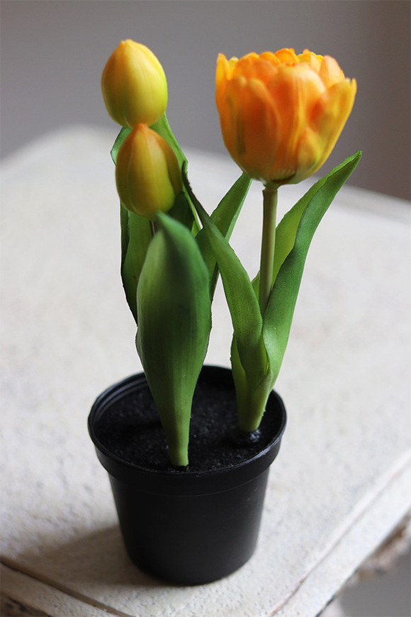 kompozycja z gumowych tulipanów w doniczce, żółty