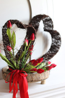 Miłosna, kompozycja nagrobna w misie