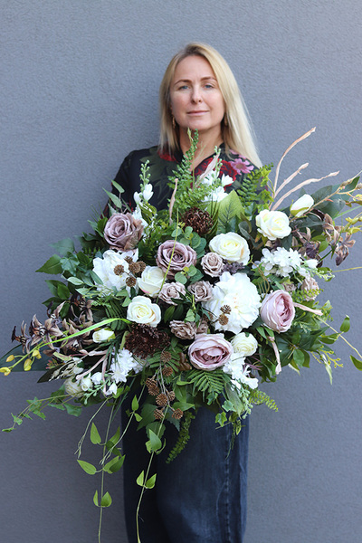 Cappucino, nagrobna kompozycja w misie, wym.40x98x55cm