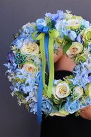 Niebieskie Obłoki, kwiatowy wianek ze wstążkami, śr.32cm 