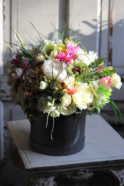 bogaty flowerbox z zielonych i  różowych kwiatów, Gerusto Helissa, wym.31x32cm