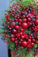 Otuleni Świętami, czerwony świąteczny wianek, 