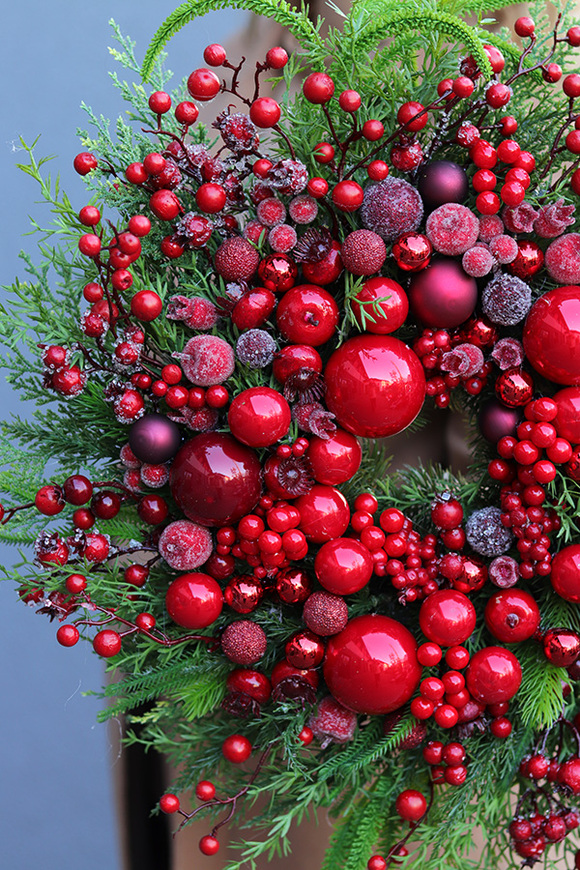 Otuleni Świętami, czerwony świąteczny wianek, 