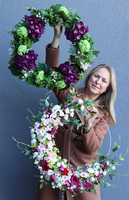 Greta Subtelle, barwny wianek na drzwi na obręczy