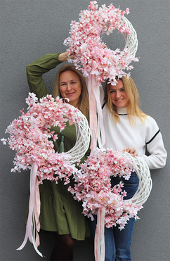 Pudrove Eyre, asymetryczny wianek dekoracyjny, rozp.50cm