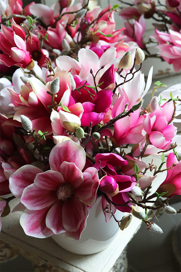 Magnolie Moko, bukiet różowych kwiatów w białym naczyniu, wys.41x42cm 