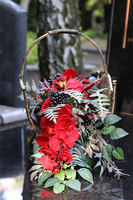 Wspomnienie Czerwień, dekoracja nagrobna w metalowym koszu