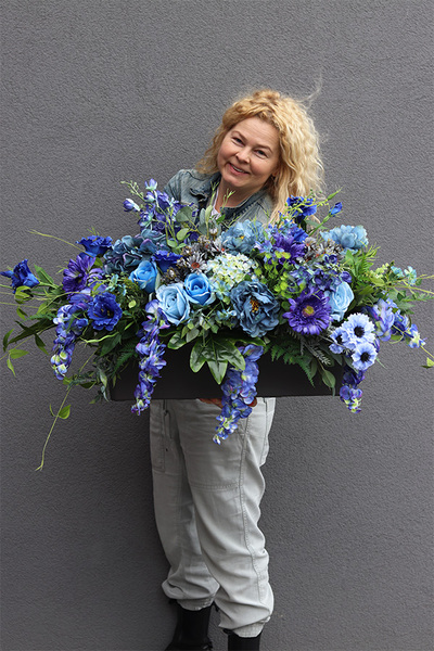 Opera Blue Sky, kompozycja kwiatowa w donicy