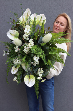 Protea&Anturium Volcan, kompozycja nagrobna w misie, wym.70x70x60cm