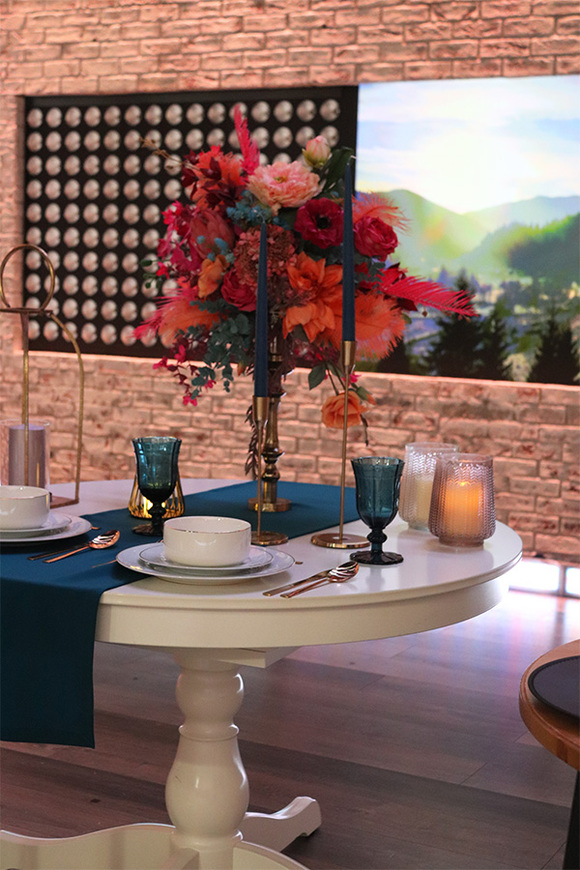 Bollywood, kompozycja kwiatowa w energetycznych kolorach, wys.70cm +wystające elem.