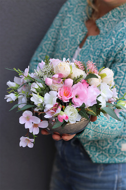 Bella Hillton S, kompozycja kwiatowa w lustrzanej misie, wym.17x30cm